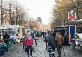  ?? FOTO PATRICK DE ROO ?? De markt van de Gitschotel­lei moet verhuizen. Wat met de oude bomen?