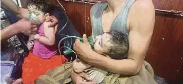  ?? - Agensi ?? DUA kanak-kanak diberi rawatan pernafasan akibat terhidu gas beracun dalam satu serangan bom tentera Syria di Douma.