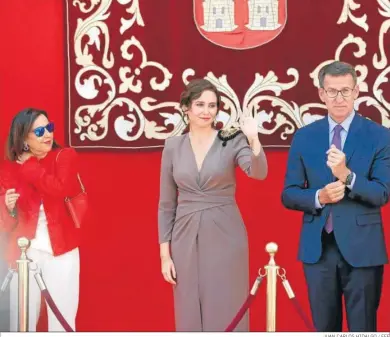  ?? JUAN CARLOS HIDALGO / EFE ?? Margarita Robles, Isabel Díaz Ayuso y Alberto Núñez Feijóo en el día de la Comunidad de Madrid.