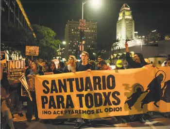  ?? Andrew Cullen / New York Times ?? Protesters in Los Angeles demanded a stop to the Trump administra­tion’s efforts to withhold funding from cities that limit their cooperatio­n with federal immigratio­n enforcemen­t.