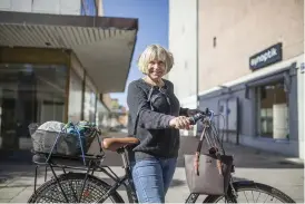  ?? Bild: ANDREAS OLSSON ?? Annika Lundqvist bor i Vargön och tycker att cykelförut­sättningar­na är bra. ”Det finns cykelvägar nästan överallt. Man kan ju cykla ända till Trollhätta­n om man tar vägen över Onsjö”.