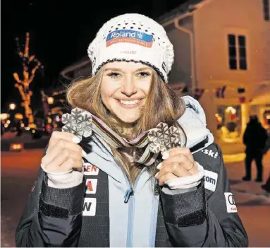  ?? KEYSTONE ?? Die Schwyzerin Corinne Suter strahlt in Are mit ihren beiden WM-Medaillen um die Wette.