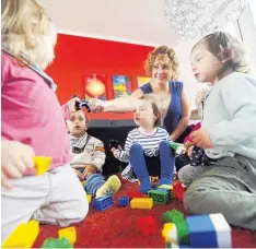  ?? Foto: Tobias Hase, dpa ?? Tagesmutte­r ist für Winnie Dittberner ein Traumberuf. In München betreut sie eine kleine Gruppe von Kindern.