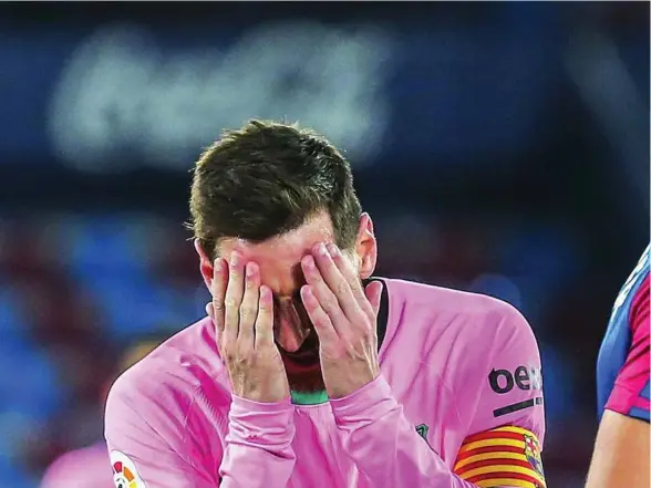  ??  ?? Messi, autor de un gol, se lamenta de una oportunida­d fallada ante el Levante