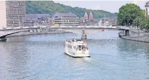  ?? FOTO: MINDERJAHN ?? Eine Schiffstax­e fährt auf die Pont des Arches zu, eine der vielen Brücken in Lüttich.