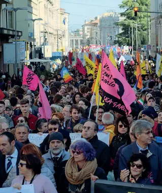  ??  ?? Il no dei 50 mila Giovedì, a Padova, 50 mila persone in piazza per la Giornata della memoria e dell’impegno contro la mafia, organizzat­a da Libera e Avviso pubblico