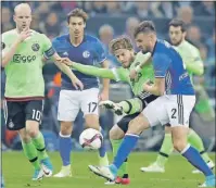  ??  ?? Lasse Schoene disputa un balón con Daniel Caligiuri, ayer en el partido
