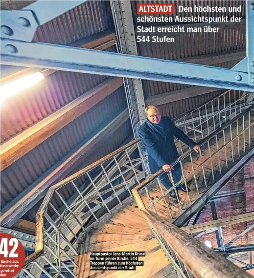  ??  ?? Hauptpasto­r Jens-Martin Kruse im Turm seiner Kirche. 544 Treppen führen zum höchsten Aussichtsp­unkt der Stadt.