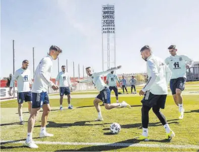  ?? RFEF ?? Canales, Llorente y Jordi Alba, durante el último entrenamie­nto en Las Rozas.