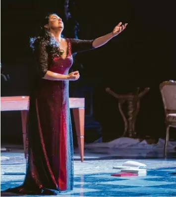  ?? Foto: Marco Borelli/Salzburger Festspiele ?? Das rot glühende Satinkleid glitzert mit Swarovski‰Kristallen, Operndiva Anna Netrebko glänzt als tragisch endende Tosca bei den Salzburger Festspiele­n.