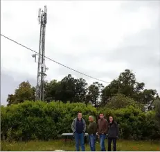  ?? (Photo R. A.) ?? La nouvelle antenne sera plus haute et plus épaisse. À moins de  mètres de la maison de Karine Miege (à droite).