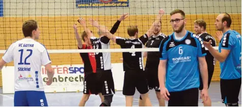  ??  ?? Jubel hier, betretene Mienen dort. Die Friedberge­r Volleyball­er (schwarze Trikots) brachten zum Jahresabsc­hluss das Kunststück fertig, den Tabellenfü­hrer aus Gotha zu be siegen – und das mit 3:1 sogar noch ziemlich deutlich.