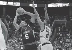  ?? JEREMY BREVARD, USA TODAY SPORTS ?? Cuttino Mobley shoots over Larry Hughes during Sunday’s game matching Power against Killer 3s in Charlotte.