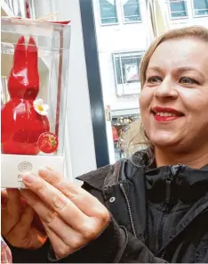  ?? Foto: Annette Zoepf ?? Simone Behrens bewundert die roten Erdbeerhas­en in Designerfo­rm in der Confiserie Dichtl.