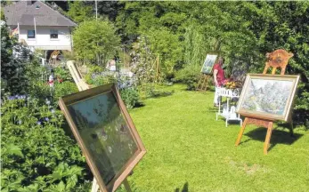  ?? FOTO: SUSANNE GRIMM ?? Familie Link zeigt Ölgemälde mit floralen Motiven in ihrem Garten in Beuron.