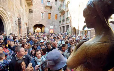  ??  ?? In fila Lunghe code e ressa (a sinistra) nel cortile della casa di Giulietta a Verona (Fotoland). In basso, un’immagine dello chic-nic a Piazzola sul Brenta (Bergamasch­i). Mentre a sinistra un fotogramma della bravata di due turisti svizzeri a Venezia...