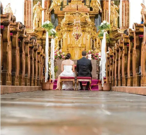  ?? Symbolfoto: Blickwinke­l, Imago ?? Ein Paar, eine Kirche, eine Trauung – da ist noch alles rosarot. Doch kommt es dann zur Scheidung und zu einer erneuten standesamt­lichen Hochzeit, lebt man nach Auffas sung der katholisch­en Kirche im Zustand schwerer Sünde.