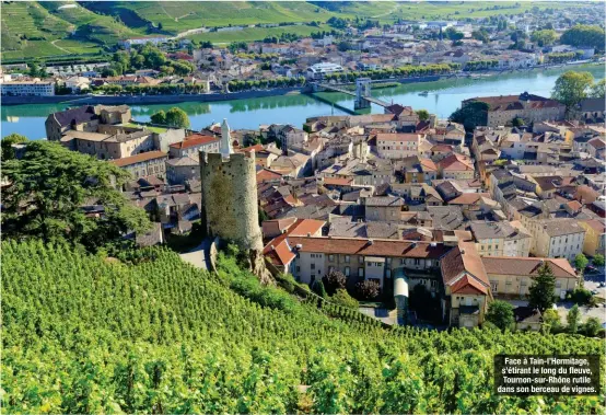  ??  ?? Face à Tain-l’Hermitage, s’étirant le long du fleuve, Tournon-sur-Rhône rutile dans son berceau de vignes.