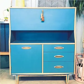  ??  ?? Retro sideboard painted in Homestead Blue while retaining original features