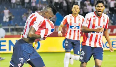  ?? FOTOS LUIS RODRÍGUEZ ?? Yony González celebró su gol poniéndose un balón debajo de su camiseta. Ruiz y Álvez lo alientan y felicitan.