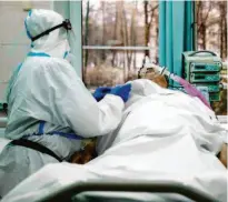  ?? Maxim Shemetov/reuters ?? Médico cuida de paciente com Covid-19 em hospital de Moscou, na Rússia