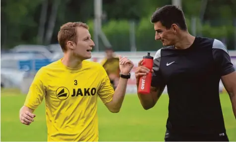  ?? Foto: Oliver Reiser ?? Viel zu besprechen haben Gersthofen­s Chefcoach Eddi Keil (links) und sein neuer Co Trainer Andi Stieglitz, der zuletzt die A Junioren des Vereins betreut hat. Diese Konstel lation spricht dafür, dass man weiter auf den eigenen Nachwuchs setzt.