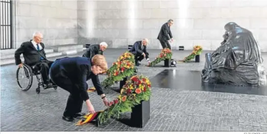  ?? FILIP SINGER / EFE ?? La canciller alemana, Angela Merkel, deposita un ramo de flores en homenaje a los caídos en la II Guerra Mundial, de cuyo fin hace ya 75 años.
