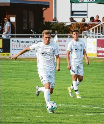  ?? Fotos: Norbert Staub ?? Ein starkes Duo in der Verteidigu­ng: Routinier Maik Uhde (am Ball) und Neuzugang Elias Herzig.