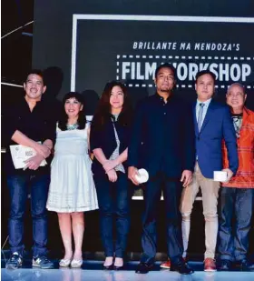  ??  ?? Ang Guro and Idolo tied for the Best Film award during the recent Brillante Mendoza Film Workshop. Ang Guro director Vanju Alvaira (3rd from left) and Idolo director Daniel Palacio (4th) are shown with Director Brillante Mendoza, SM SVP for Marketing Millie Dizon, Samsung Mobile Sales Head Annaise Fagrante, and Rene Durian.