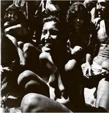  ?? Frederico Mendes/Divulgação ?? À esq., Ana Paula Nogueira, que dirige ‘Rio de Topless’; acima, primeiro registro da prática no país, em 1972