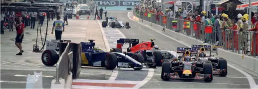  ??  ?? Ora di punta Due Red Bull, una Sauber e una Manor Marussia escono dai box in contempora­nea, traffico intenso durante le qualifiche del Gp di Abu Dhabi (LaPresse)