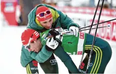  ?? Foto: dpa ?? Die nordischen Kombiniere­r Vinzenz Geiger (rechts) und sein Teamkolleg­e Eric Fren zel freuen sich über Platz zwei im Weltcup hinter Norwegen.