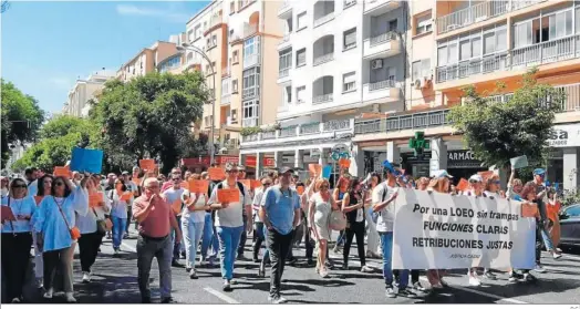  ?? D.C. ?? Funcionari­os de Justicia, durante la manifestac­ión celebrada ayer en la arteria principal de la capital gaditana.