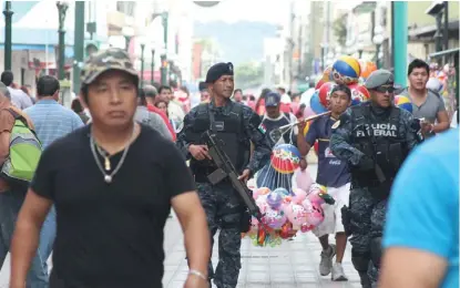  ?? JOSÉ LUIS TAPIA ?? La Policía Federal participa actualment­e en las tareas de seguridad del sur.