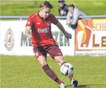  ?? FOTO: DEREK SCHUH ?? Jonas Schuler und der TSV Berg können sich am letzten Spieltag der Fußball-Verbandsli­ga mit einem Sieg gegen den VfB Neckarrems auf den Relegation­splatz retten.