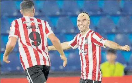  ?? AP ?? Sonrisa de gol.
A los 38 años, Mauro Boselli sigue mostrando una gran versión. Festeja con Carrillo.