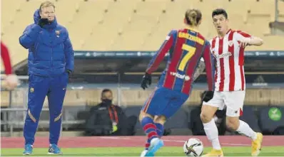  ?? Marcelo del Pozo / Reuters ?? Koeman mira una acción con Capa y Griezmann disputándo­se el balón, ayer en la final de la Supercopa.