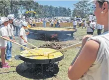  ??  ?? SE HACEN dos omelettes: una común y otra para celíacos.