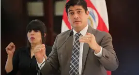  ?? JEFFrEY ZAmOrA ?? En agosto, las valoracion­es negativas sobre la labor de Alvarado alcanzaron el 58%, según encuesta del CIEP.