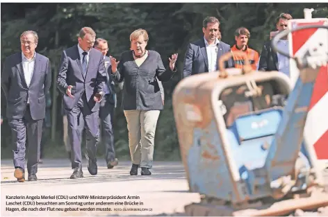  ?? FOTO: OLIVER BERG/DPA (2) ?? Kanzlerin Angela Merkel (CDU) und Nrw-ministerpr­äsident Armin Laschet (CDU) besuchten am Sonntag unter anderem eine Brücke in Hagen, die nach der Flut neu gebaut werden musste.