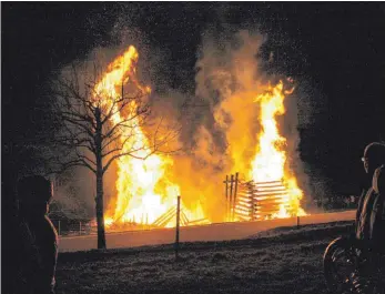  ?? FOTO: FRANZ DREHER ?? Das Funkenfeue­r leuchtete weit in die Nacht hinein.