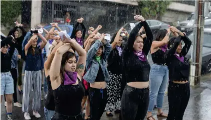  ?? EYLEEN VARGAS/ OJO POR OJO ?? La convocator­ia pidió que llegaran vestidas de negro y con un pañuelo morado.