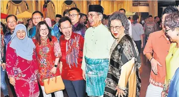  ??  ?? Wan Junaidi (fourth left) together with his wife Datin Fiona Junaidi (on Wan Junaidi’s left) sharing a light moment with Dr Sim (third left) at Wan Junaidi’s Hari Raya open house yesterday. — Photo by Chimon Upon