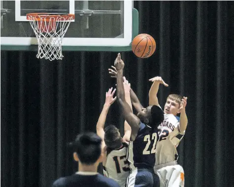  ?? BOB TYMCZYSZYN/ STANDARD STAFF ?? St. Paul Patriots Victor Kariuki ( 22) goes up to the net against the Welland Centennial Cougars in the Review boys basketball final Friday at Westlane Secondary School.