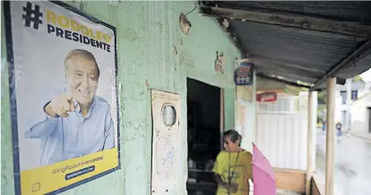  ?? AFP ?? Wahlplakat des bürgerlich­en Präsidents­chaftskand­idaten Rodolfo Hern´andez in Bucaramang­a, Kolumbien.