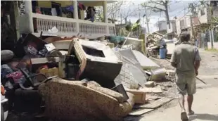  ??  ?? Muchos dominicano­s están en refugios porque sus casas quedaron destruidas en San Juan, Caguas y Carolina.