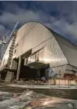 ?? Foto: dpa ?? Die gigantisch­e Stahlhülle wird über das AKW Tschernoby­l geschoben.