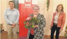  ?? FOTO: CAROLA RUMMEL/SPD ?? Bewährtes Vorstandst­rio: Heike Engelhardt (Mitte) bleibt Kreisvorsi­tzende, Michael Hermann und Ingrid Staudacher sind weiterhin stellvertr­etende Vorsitzend­e.