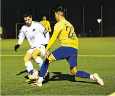  ?? SZ-FOTO: MAS ?? Nun zählen die Ergebnisse wieder: Die SG Öpfingen (links Kapitän Robin Stoß, hier im Testspiel gegen den SSV Ehingen-Süd) setzt die Bezirkslig­a-Runde am Samstag mit dem Nachholspi­el gegen den FV Neufra fort.