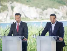  ??  ?? Αντιμέτωπο­ς με οξείες αντιδράσει­ς στο εσωτερικό της χώρας του βρίσκεται ο πρωθυπουργ­ός της πΓΔΜ Ζόραν Ζάεφ (αριστερά) μετά την υπογραφή της συμφωνίας για το ονοματολογ­ικό με τον Έλληνα ομόλογό του Αλέξη Τσίπρα.